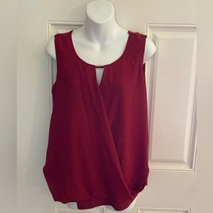 🦋 2 / $27. 🦋 Suzy Shier Medium sleeveless Red blouse